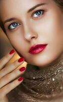 bellezza, trucco e fascino, viso ritratto di bellissimo donna con manicure e rosso rossetto trucco indossare oro per lusso cosmetici, stile e moda foto