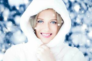 contento vacanze, stile di vita e inverno moda, bellissimo donna indossare bianca soffice pelliccia cappotto, nevicando neve nel nevoso foresta natura come Natale, nuovo anno e vacanza ritratto foto