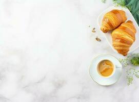 prima colazione con caffè e brioche foto