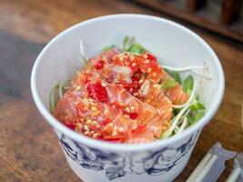 salmone sashimi nel un' ciotola foto