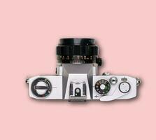 Vintage ▾ vecchio film telecamera su rosa sfondo foto