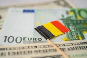 bandiera della germania con sfondo di banconote in dollari e in euro foto