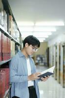 Università studenti lettura libri nel biblioteca per ricerca. foto