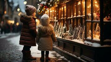 giovane bambini godendo il Natale decorazioni e giocattoli nel il villaggio negozio finestre insieme- generativo ai. foto