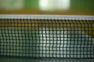 tavolo tennis rete. tennis tavolo. maglia è teso attraverso tavolo. foto