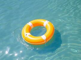 un' blu parte inferiore nuoto piscina con blu acqua sotto un' grande giallo rafting nel il medio foto