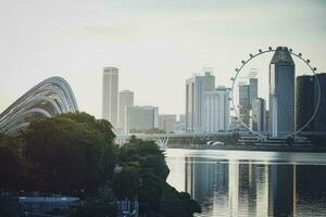 Singapore volantino, un' grande osservazione ruota quello si siede tra il grattacieli esso è un altro attrazione quello è adatto per ammirazione il spettacolare visualizzazioni di Singapore. foto