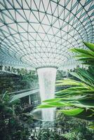 il pioggia vortice, quale il gioiello chiamate un altro evidenziare di di singapore changi aeroporto, è il maggiore e il più alto interno cascata nel il mondo a 130 piedi alto. foto
