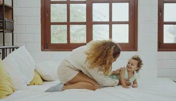 contento famiglia amore, madre e sua figlia, sua figlia giocando e abbracciare. foto