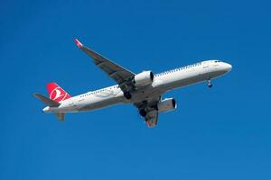 Turco le compagnie aeree con aereo airbus a321 si avvicina per terra a Lisbona internazionale aeroporto contro blu cielo foto