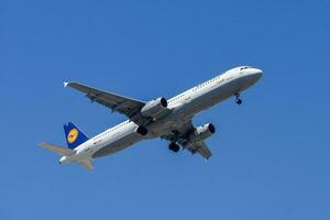 Tedesco aria azienda lufthansa con aereo airbus a321-100 si avvicina per terra a Lisbona internazionale aeroporto contro blu cielo foto