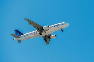 portoghese aria azienda aria azzorre con aereo airbus a321-253nx si avvicina per terra a Lisbona internazionale aeroporto contro blu cielo foto