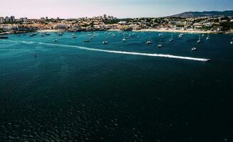 fuco aereo Visualizza di spiagge nel cascais, Portogallo con veloce in movimento barca su primo piano foto