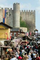 il medievale mercato di obidos, Portogallo è un evento di storico animazione Riempimento esso con colore, musica, odori e periodo costumi di il mezzo età foto