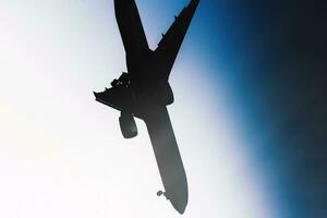 silhouette di un' grande aereo Crashing foto