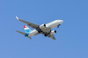 lussemburgo aria azienda luxair con aereo boeing 737-7k2 si avvicina per terra a Lisbona internazionale aeroporto contro blu cielo foto