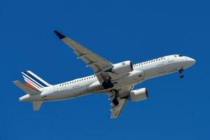 aria Francia con aereo airbus a220-300 si avvicina per terra a Lisbona internazionale aeroporto contro blu cielo foto