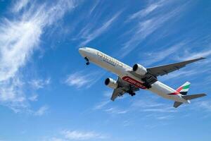 Emirati Arabi Uniti basato aria azienda Emirates con aereo boeing 777-300er si avvicina per terra a Lisbona internazionale aeroporto contro blu cielo foto