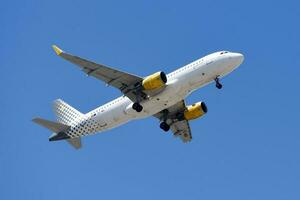 Tedesco vueling aria azienda con aereo airbus a320 si avvicina per terra a Lisbona internazionale aeroporto contro blu cielo foto