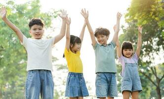 gruppo Immagine di asiatico bambini avendo divertimento nel il parco foto