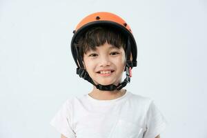 ritratto di asiatico ragazzo indossare arancia casco su bianca sfondo foto
