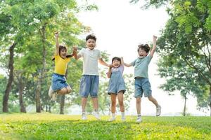 gruppo Immagine di asiatico bambini avendo divertimento nel il parco foto