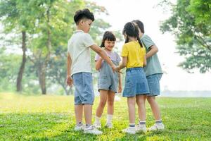 gruppo Immagine di asiatico bambini avendo divertimento nel il parco foto