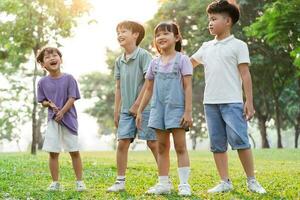 gruppo Immagine di carino asiatico bambini giocando nel il parco foto