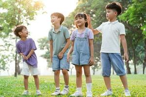 gruppo Immagine di carino asiatico bambini giocando nel il parco foto