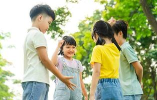 gruppo Immagine di asiatico bambini avendo divertimento nel il parco foto