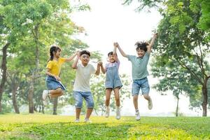 gruppo Immagine di asiatico bambini avendo divertimento nel il parco foto