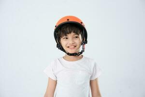 ritratto di asiatico ragazzo indossare arancia casco su bianca sfondo foto