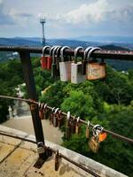 amore serrature nel mutevole colori su janos collina, budapest foto