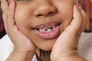 dettaglio tiro di bambino con denti mancante foto