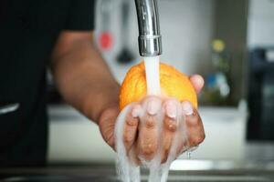 arancia con spruzzo di acqua avvicinamento foto