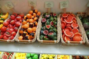 frutta forma colorato naturale sapone bar nel un' ciotola foto