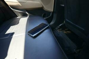 dimenticare smartphone su auto sedersi, perso inteligente Telefono foto