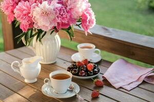 prima colazione con frutti di bosco e caffè è servito su il estate terrazza o balcone. foto