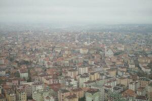 raro presto mattina inverno nebbia sopra il Istanbul città orizzonte un' foto