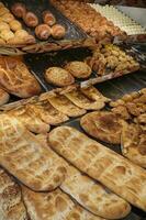 fresco al forno pane a agricoltori mercato scaffali nel Istanbul . foto