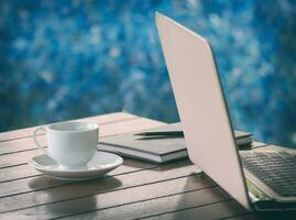 tazza di caffè e il computer portatile foto