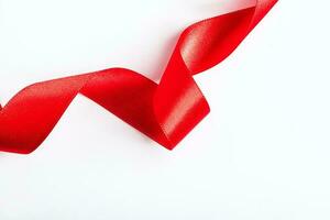 rosso seta nastro per involucro i regali su bianca sfondo. foto