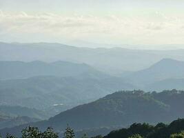 il bellissimo panorama a partire dal il adelasia fortezza, nel il adelasia foresta parco nel ferrania nel il valbormida nel liguria nel il caldo estate stagione di 2023 foto