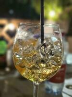 italiano aperitivo, cocktail a il bar per un sera di contento ora, spritz tempo foto