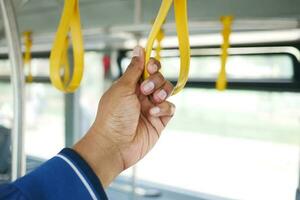 persone Tenere su un' maniglia su un' autobus . foto