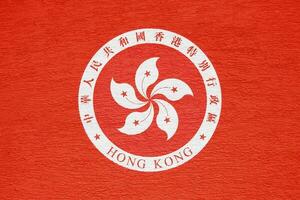 bandiera e cappotto di braccia di hong kong speciale amministrativo regione su un' strutturato sfondo. concetto collage. foto