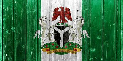 bandiera e cappotto di braccia di federale repubblica di Nigeria su un' strutturato sfondo. concetto collage. foto