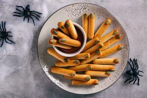 avvicinamento di Halloween trattare salato pane bastoni con zucca seme Chiodi con ketchup superiore Visualizza foto