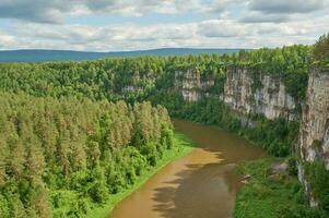 montagne e fiume Visualizza a partire dal sopra. prytes fiume ai. satka città, chelyabinsk regione foto