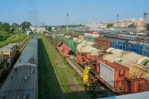 treno macchine su rotaie a il stazione e nolo macchine, superiore Visualizza foto